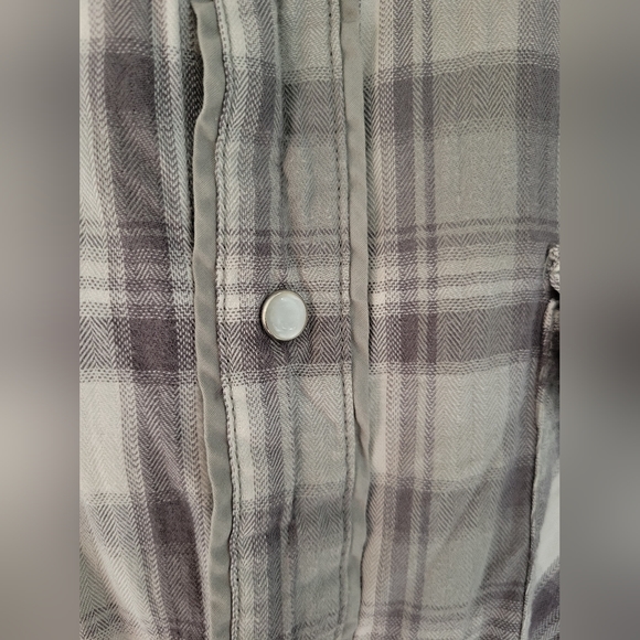 Grey plaid pearl snap Guess shirt - Picture 2 of 3